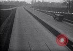 Standbild Autos und Kraftstoffpumpen Frankreich, 1954, aus Sekunde 3 historischem Filmmaterial Videoclip 65675035918