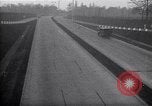 Standbild Autos und Kraftstoffpumpen Frankreich, 1954, aus Sekunde 4 historischem Filmmaterial Videoclip 65675035918