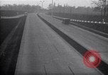 Standbild Autos und Kraftstoffpumpen Frankreich, 1954, aus Sekunde 5 historischem Filmmaterial Videoclip 65675035918