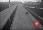 Standbild Autos und Kraftstoffpumpen Frankreich, 1954, aus Sekunde 6 historischem Filmmaterial Videoclip 65675035918