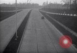 Standbild Autos und Kraftstoffpumpen Frankreich, 1954, aus Sekunde 8 historischem Filmmaterial Videoclip 65675035918