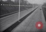 Standbild Autos und Kraftstoffpumpen Frankreich, 1954, aus Sekunde 9 historischem Filmmaterial Videoclip 65675035918