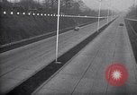 Standbild Autos und Kraftstoffpumpen Frankreich, 1954, aus Sekunde 10 historischem Filmmaterial Videoclip 65675035918