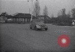 Standbild Autos und Kraftstoffpumpen Frankreich, 1954, aus Sekunde 12 historischem Filmmaterial Videoclip 65675035918