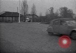Standbild Autos und Kraftstoffpumpen Frankreich, 1954, aus Sekunde 13 historischem Filmmaterial Videoclip 65675035918