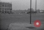 Standbild Autos und Kraftstoffpumpen Frankreich, 1954, aus Sekunde 16 historischem Filmmaterial Videoclip 65675035918