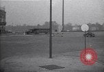 Standbild Autos und Kraftstoffpumpen Frankreich, 1954, aus Sekunde 17 historischem Filmmaterial Videoclip 65675035918