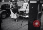Standbild Autos und Kraftstoffpumpen Frankreich, 1954, aus Sekunde 18 historischem Filmmaterial Videoclip 65675035918