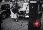 Standbild Autos und Kraftstoffpumpen Frankreich, 1954, aus Sekunde 19 historischem Filmmaterial Videoclip 65675035918