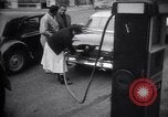 Standbild Autos und Kraftstoffpumpen Frankreich, 1954, aus Sekunde 20 historischem Filmmaterial Videoclip 65675035918