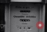 Standbild Autos und Kraftstoffpumpen Frankreich, 1954, aus Sekunde 21 historischem Filmmaterial Videoclip 65675035918