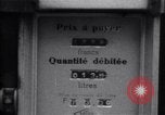 Standbild Autos und Kraftstoffpumpen Frankreich, 1954, aus Sekunde 22 historischem Filmmaterial Videoclip 65675035918