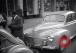 Standbild Autos und Kraftstoffpumpen Frankreich, 1954, aus Sekunde 27 historischem Filmmaterial Videoclip 65675035918