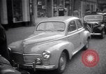Standbild Autos und Kraftstoffpumpen Frankreich, 1954, aus Sekunde 28 historischem Filmmaterial Videoclip 65675035918