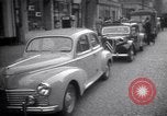 Standbild Autos und Kraftstoffpumpen Frankreich, 1954, aus Sekunde 29 historischem Filmmaterial Videoclip 65675035918