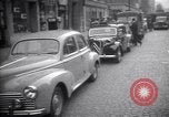 Standbild Autos und Kraftstoffpumpen Frankreich, 1954, aus Sekunde 30 historischem Filmmaterial Videoclip 65675035918