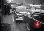 Standbild Autos und Kraftstoffpumpen Frankreich, 1954, aus Sekunde 32 historischem Filmmaterial Videoclip 65675035918