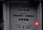 Standbild Autos und Kraftstoffpumpen Frankreich, 1954, aus Sekunde 35 historischem Filmmaterial Videoclip 65675035918