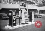 Standbild Autos und Kraftstoffpumpen Frankreich, 1954, aus Sekunde 41 historischem Filmmaterial Videoclip 65675035918