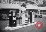 Standbild Autos und Kraftstoffpumpen Frankreich, 1954, aus Sekunde 43 historischem Filmmaterial Videoclip 65675035918