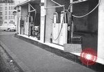 Standbild Autos und Kraftstoffpumpen Frankreich, 1954, aus Sekunde 47 historischem Filmmaterial Videoclip 65675035918