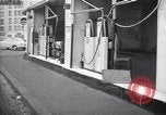 Standbild Autos und Kraftstoffpumpen Frankreich, 1954, aus Sekunde 48 historischem Filmmaterial Videoclip 65675035918