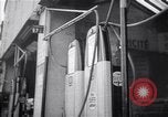 Standbild Autos und Kraftstoffpumpen Frankreich, 1954, aus Sekunde 49 historischem Filmmaterial Videoclip 65675035918