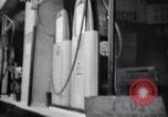 Standbild Autos und Kraftstoffpumpen Frankreich, 1954, aus Sekunde 50 historischem Filmmaterial Videoclip 65675035918