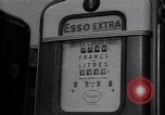 Standbild Autos und Kraftstoffpumpen Frankreich, 1954, aus Sekunde 52 historischem Filmmaterial Videoclip 65675035918
