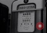 Standbild Autos und Kraftstoffpumpen Frankreich, 1954, aus Sekunde 53 historischem Filmmaterial Videoclip 65675035918
