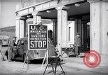 Standbild US-Zollbehörden bei Tijuana Grenze Tijuana Mexico, 1939, aus Sekunde 42 historischem Filmmaterial Videoclip 65675035921