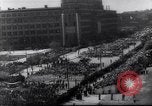 Standbild May Day Parade Polen, 1952, aus Sekunde 1 historischem Filmmaterial Videoclip 65675035932