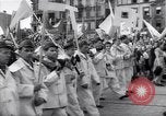 Standbild May Day Parade Polen, 1952, aus Sekunde 27 historischem Filmmaterial Videoclip 65675035932
