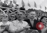 Standbild May Day Parade Polen, 1952, aus Sekunde 29 historischem Filmmaterial Videoclip 65675035932