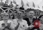 Standbild May Day Parade Polen, 1952, aus Sekunde 30 historischem Filmmaterial Videoclip 65675035932