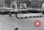 Standbild May Day Parade Polen, 1952, aus Sekunde 32 historischem Filmmaterial Videoclip 65675035932