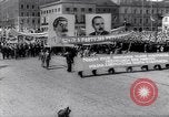 Standbild May Day Parade Polen, 1952, aus Sekunde 33 historischem Filmmaterial Videoclip 65675035932