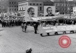 Standbild May Day Parade Polen, 1952, aus Sekunde 34 historischem Filmmaterial Videoclip 65675035932