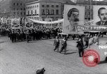 Standbild May Day Parade Polen, 1952, aus Sekunde 38 historischem Filmmaterial Videoclip 65675035932