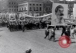 Standbild May Day Parade Polen, 1952, aus Sekunde 39 historischem Filmmaterial Videoclip 65675035932