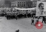 Standbild May Day Parade Polen, 1952, aus Sekunde 40 historischem Filmmaterial Videoclip 65675035932