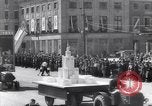 Standbild May Day Parade Polen, 1952, aus Sekunde 42 historischem Filmmaterial Videoclip 65675035932