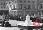 Standbild May Day Parade Polen, 1952, aus Sekunde 45 historischem Filmmaterial Videoclip 65675035932