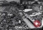 Standbild Mai Tag feiern Berlin East Deutschland, 1952, aus Sekunde 12 historischem Filmmaterial Videoclip 65675035935