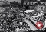 Standbild Mai Tag feiern Berlin East Deutschland, 1952, aus Sekunde 13 historischem Filmmaterial Videoclip 65675035935