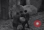 Standbild Schwarzmarkt in Italien während Zweiten Weltkrieg Italien, 1944, aus Sekunde 21 historischem Filmmaterial Videoclip 65675035965