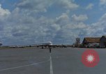 Standbild Ankunft der US Air Force Personal South Vietnam, 1966, aus Sekunde 10 historischem Filmmaterial Videoclip 65675035981