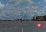 Standbild Ankunft der US Air Force Personal South Vietnam, 1966, aus Sekunde 12 historischem Filmmaterial Videoclip 65675035981