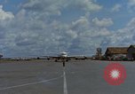 Standbild Ankunft der US Air Force Personal South Vietnam, 1966, aus Sekunde 15 historischem Filmmaterial Videoclip 65675035981