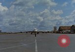 Standbild Ankunft der US Air Force Personal South Vietnam, 1966, aus Sekunde 17 historischem Filmmaterial Videoclip 65675035981